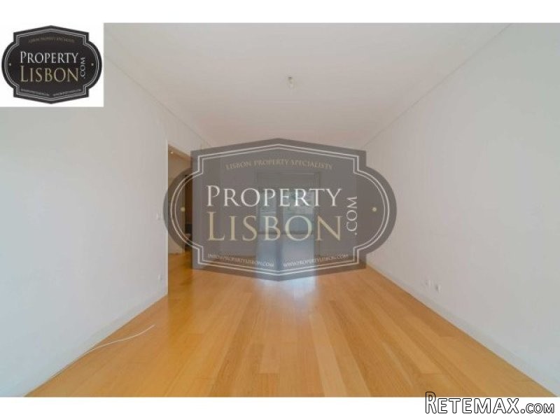 T4 Lisbon Apartment for Sale, Estrela - 2