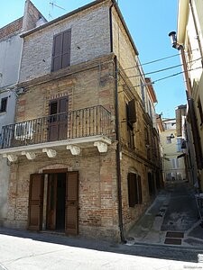 Beautiful restored townhouse close to..
