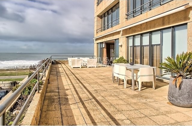 Gorgeous 4 Bedroom Apartment in Leca da..