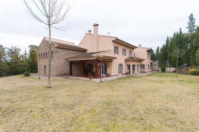 5 bedroom Detached House For Sale:.. - 2