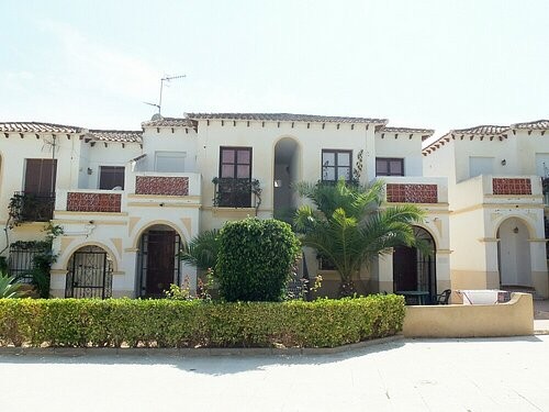 * ONE BED APARTMENT WITH COMMUNAL POOL