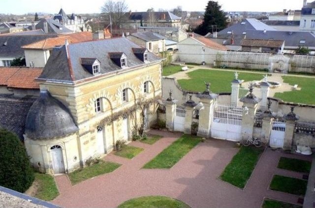 4 bedroom Manor House For Sale: 86200.. - 2