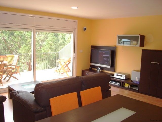 4 Bedrooms - Semi Detached House -..