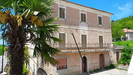 A stunning large detached property to..