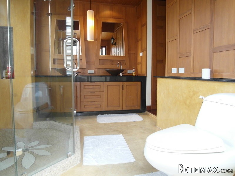 4 bedroom pool villa with sea views..