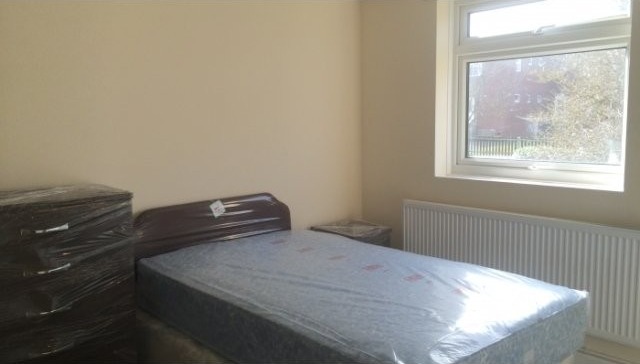 FULLY REFURBISHED DOUBLE ROOM TO LET -..