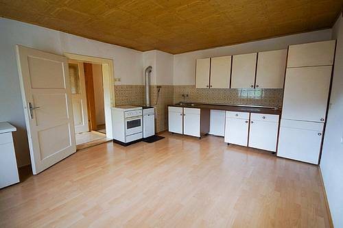 Spacious house to renovate in Taxenbach!