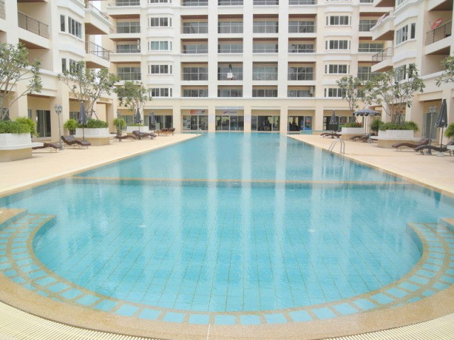 Spacious, modern studio apartment with.. - 2