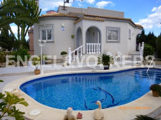Villa with caring and sunny garden in..