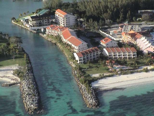Apartment/townhouse - This two bedroom..