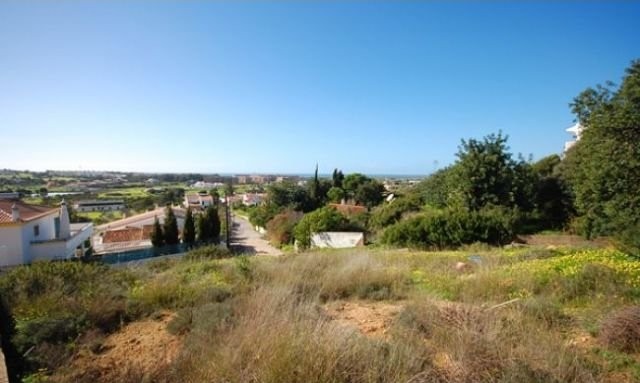Plot of 590 sq m, with approved project..