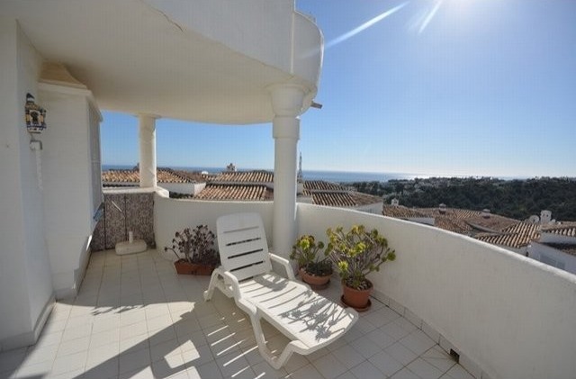 2 Bed Apartment for sale in Calahonda