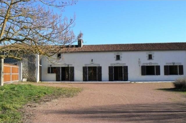 4 bedroom House For Sale: 86140 ENTRE.. - 2