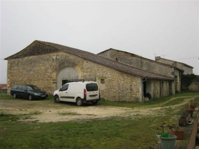 Barn set on about 800 m2, near Villebois - 2