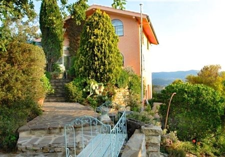 Villa With Charming Garden + Sea View