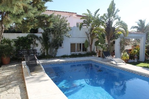 4 Bedrooms - Villa - Cadiz - For Sale