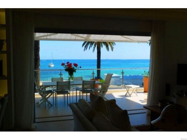 Beachfront penthouse apartment with..