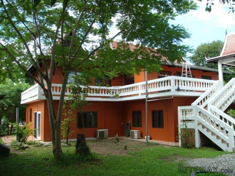 6 bedroom home with 3 individual flats.. - 2