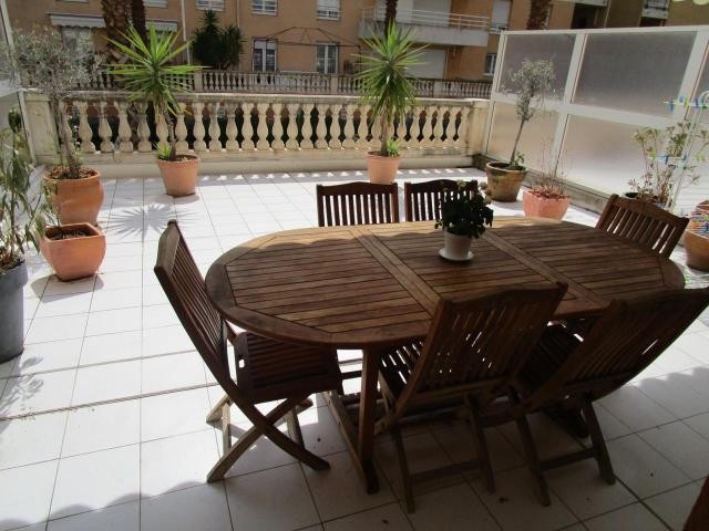 Beautiful three bed with large terrace - 2