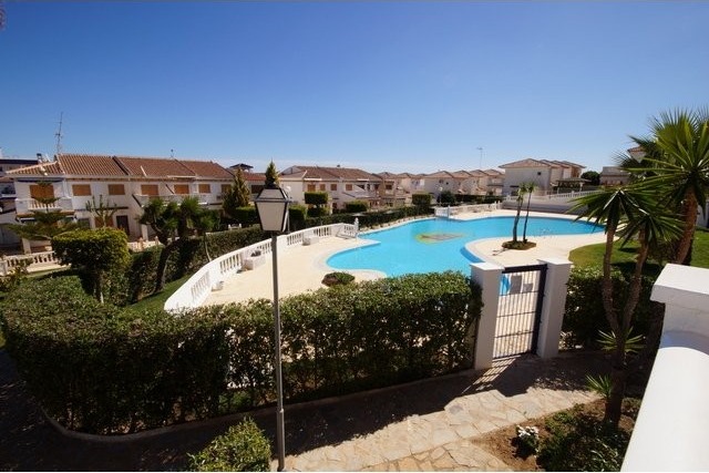 Wondelful 2 Bedroom First Floor..