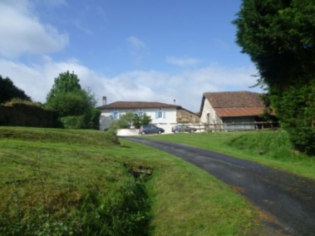 EC0307al Renovated Farmhouse, Barn..