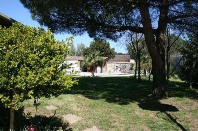 6 bedroom House For Sale: 86600 LUSIGNAN - 2