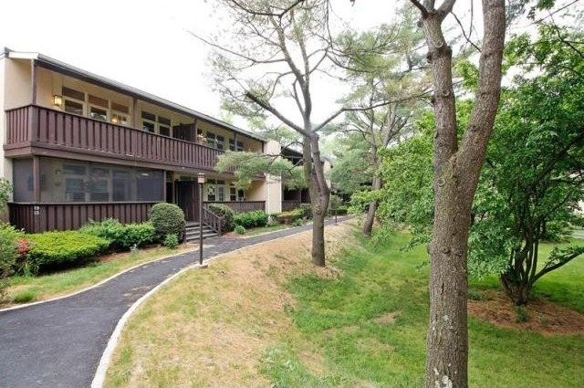 2 bedroom Co-op For Sale: Scarsdale..