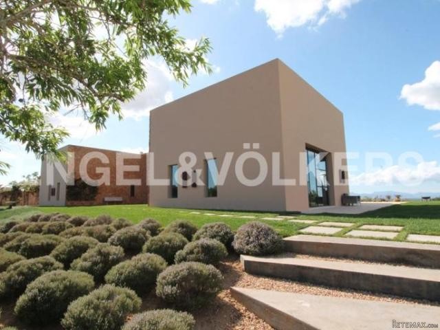 Impressive property with stunning views