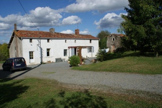 3 Bedroom Farm House For Sale