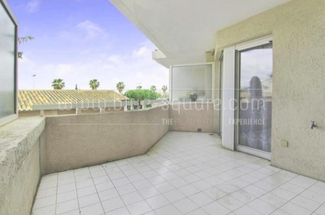 2 bedroom apartment a few steps away..