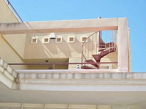 * LARGE APARTMENT WITH PRIVATE SOLARIUM