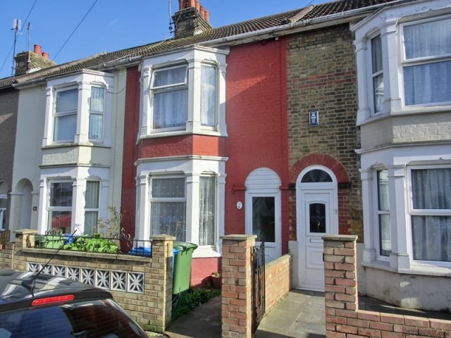 3 bedroom house in SHEERNESS - 2