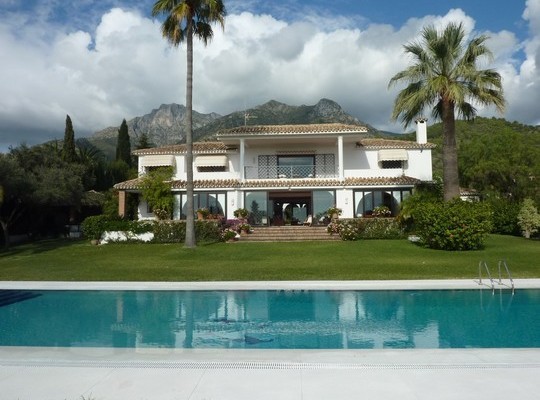 Villa for sale in Cascada de Camojan..