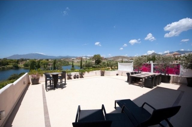 Amazing 3 Bedroom Apartment in El Lago..