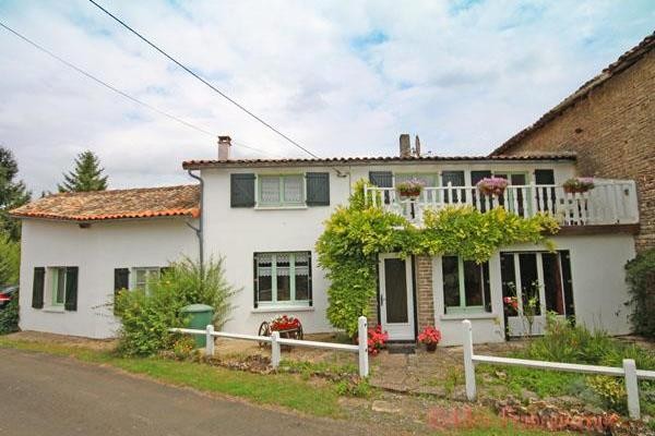 Mairie Levescault. 5 bed home set in..