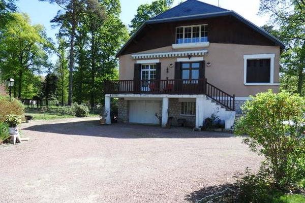 Clere les Pins (37) - Large property..
