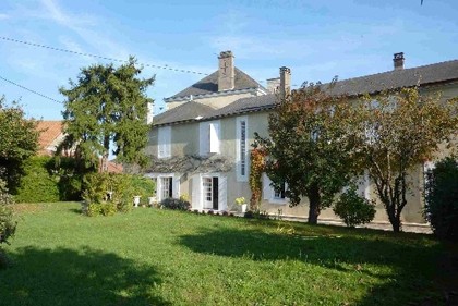 Ruffec: maison avec annexe et jardin