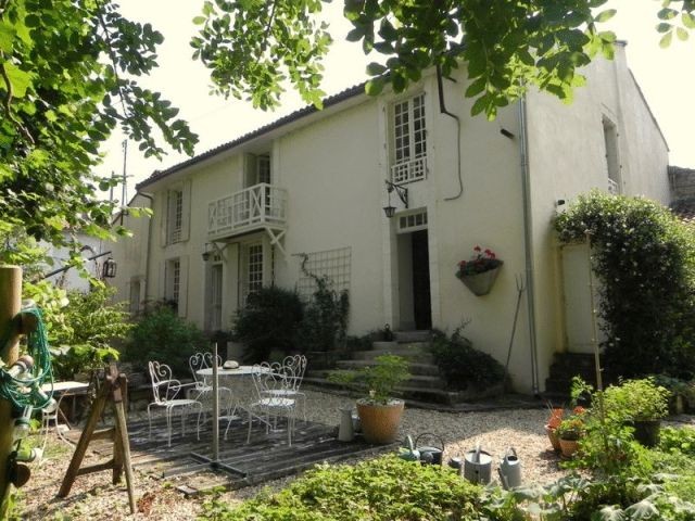 3 Bedroom House With 1 Bed Appartment..