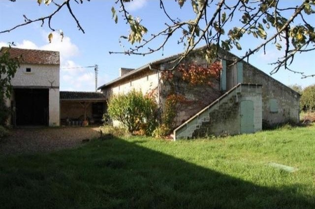 4 bedroom House For Sale: 86420 ENTRE.. - 2