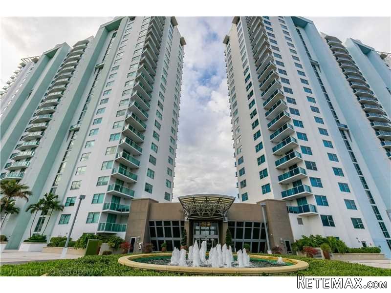 3 bedroom Flat For Sale: 2641 N..
