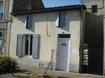 Townhouse with enclosed courtyard