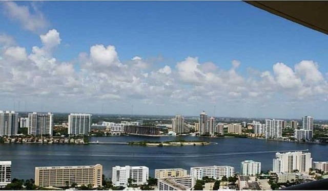 4 bedroom Flat For Sale: 17555 COLLINS..