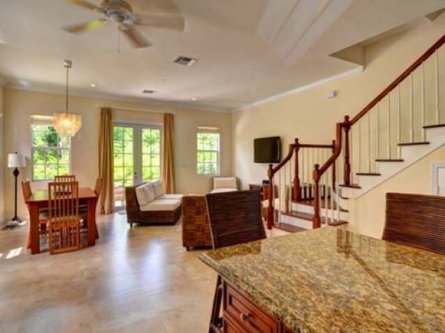 Apartment/townhouse - This elegant 2..