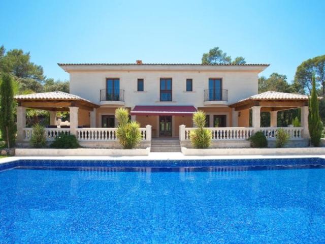 High quality country house in private..