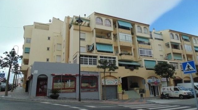 Apartment - Spacious 3 bed 2 bath..