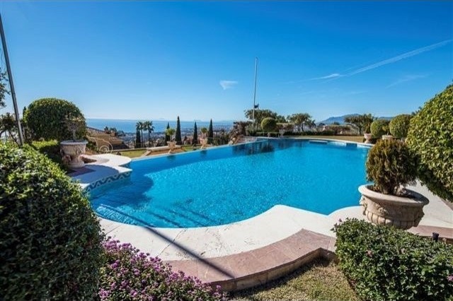 Villa - A palacial mansion situated on.. - 2