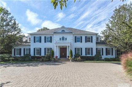 12 Wildwood Dr Laurel Hollow, NY 11791