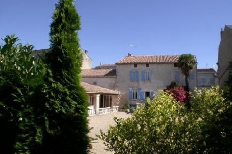 Walking Distance Of St Jean D'Angely.. - 2