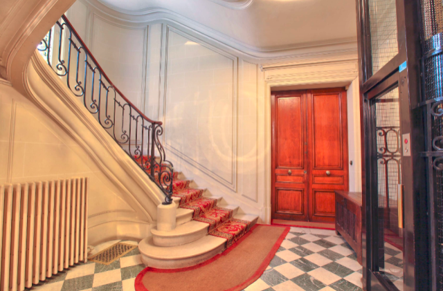 A lovely 5 bed apartment located within..