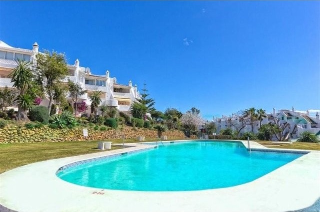 2 Bed Apartment for sale in Calahonda